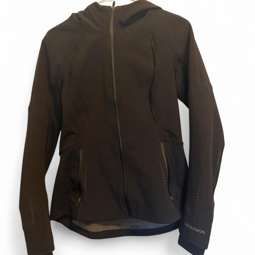 Lululemon cross chill performance jacket size medium.